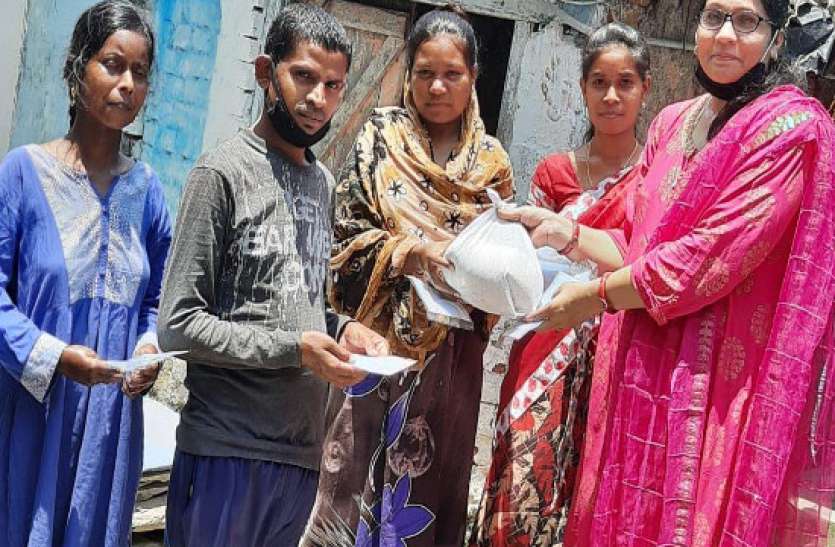 15 वर्षों से समाजसेवा में जुटी शिक्षिका, वेतन से मास्क व सेनिटाइजर खरीदकर गरीबों को बांटा, मासूम को छोड़कर रहना पड़ा क्वारंटाइन