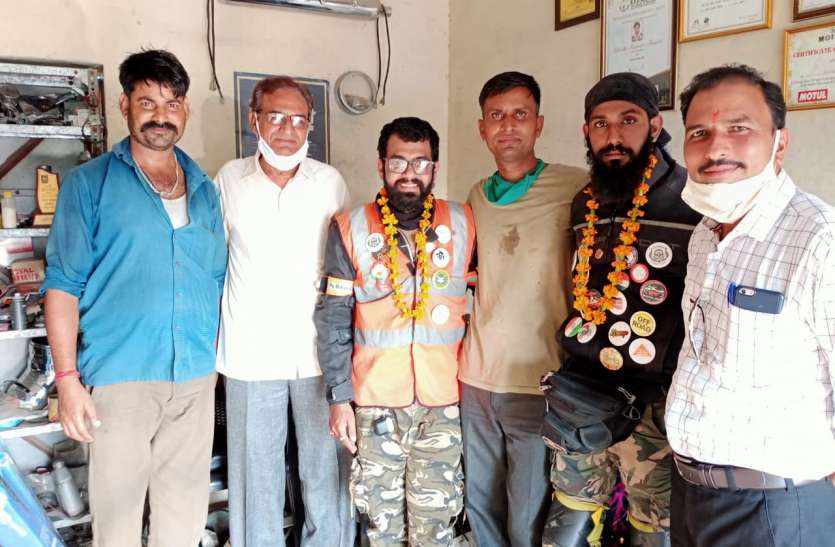 बॉर्डर पर तैनात देश के सैनिकों के लिए राखियां पहुंचाएंगे मुंबई के दो युवा बॉर्डर पर तैनात देश के सैनिकों के लिए राखियां पहुंचाएंगे मुंबई के दो युवा