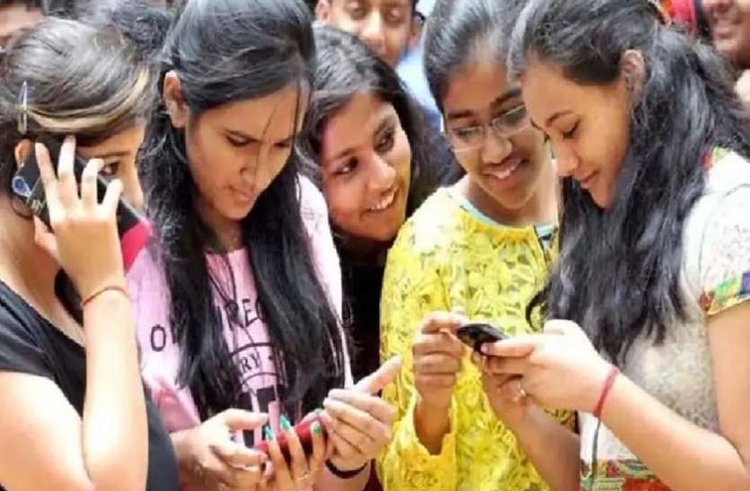 रिजल्ट देखती छात्राएं आंखों से लाचार सतना की इस बेटी ने रच दिया इतिहास