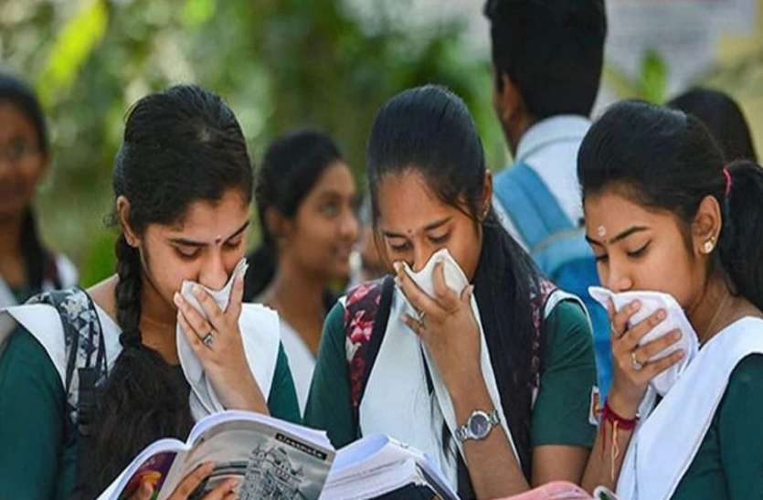 परीक्षाफल देखती छात्रााएं हायर सेकेंड्री बोर्ड परीक्षाः मजदूर की बेटी ने प्रदेश में रोशन किया नाम