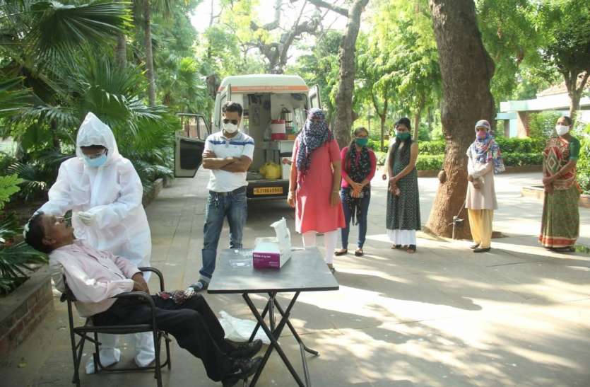 Gujarat: कोरोना से 21 मरीजों ने दम तोड़ा, 21 हजार से ज्यादा टेस्ट Gujarat: कोरोना से 21 मरीजों ने दम तोड़ा, 21 हजार से ज्यादा टेस्ट