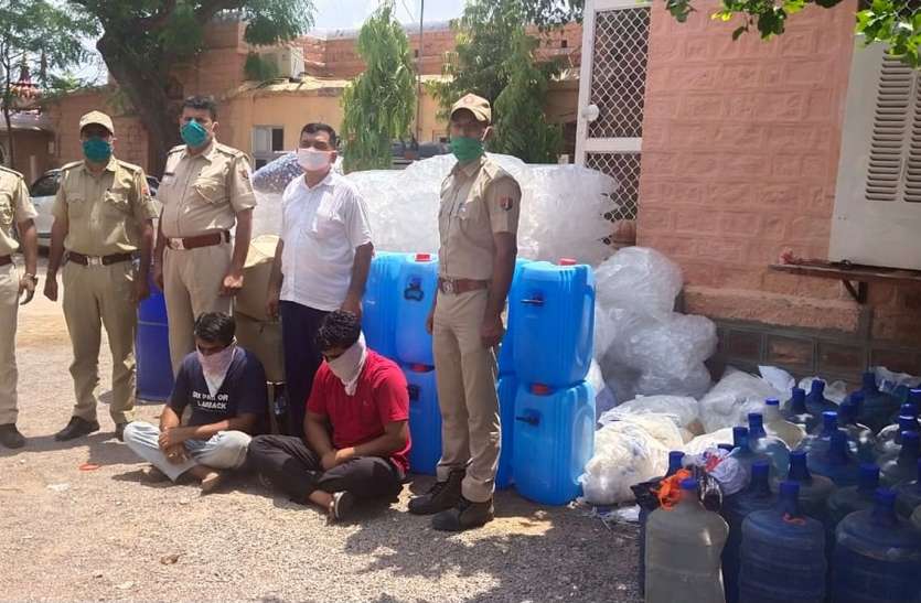 स्प्रिट-पानी से नकली शराब बनाने की फैक्ट्री पकड़ी स्प्रिट-पानी से नकली शराब बनाने की फैक्ट्री पकड़ी