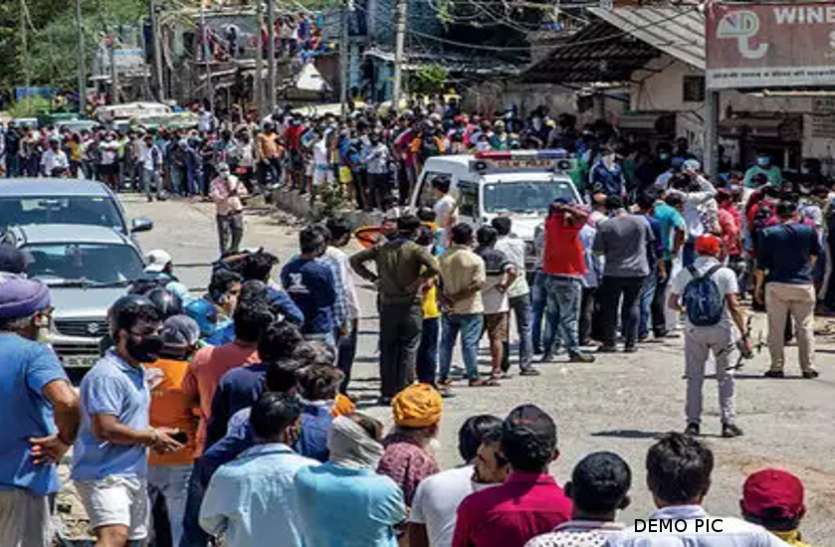 शहर में बंद तो ग्रामीण शराब दुकानों में शराबियों का मेला, न मास्क, न फिजिकल डिस्टेंस शहर में बंद तो ग्रामीण शराब दुकानों में शराबियों का मेला, न मास्क, न फिजिकल डिस्टेंस