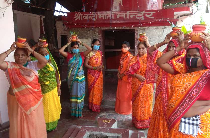 बन्दी माता मन्दिर डालीगंज में कलश यात्रा के साथ शुरु हुआ शतचण्डी महायज्ञ बन्दी माता मन्दिर डालीगंज में कलश यात्रा के साथ शुरु हुआ शतचण्डी महायज्ञ