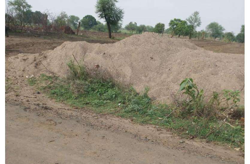 नर्मदा घाट से खुलेआम ट्रैक्टर ट्रॉलियों से किया जा रहा रेत का अवैध परिवहन नर्मदा घाट से खुलेआम ट्रैक्टर ट्रॉलियों से किया जा रहा रेत का अवैध परिवहन