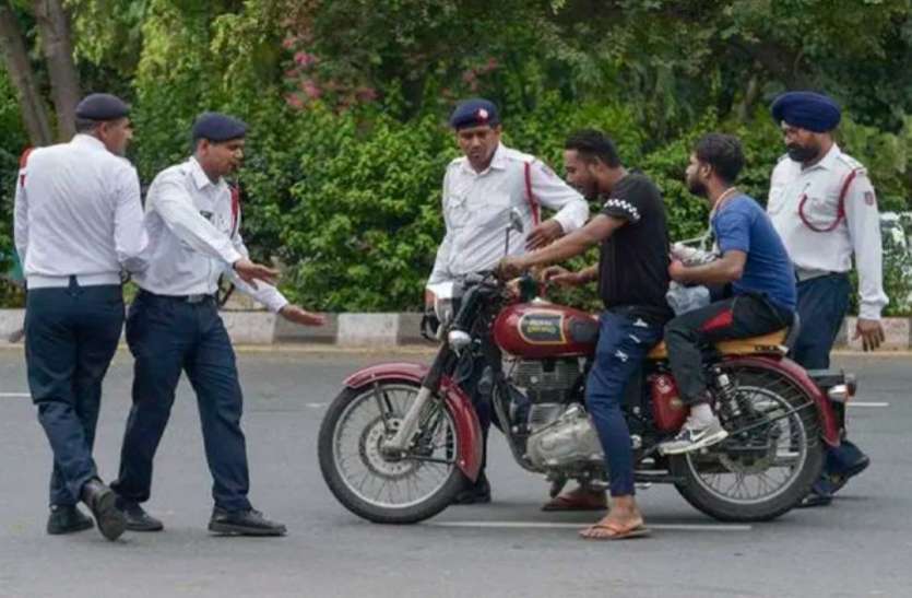 कोटा में काटा मोटरसाइकिल चालक का 50 हजार का चालान कोटा में काटा मोटरसाइकिल चालक का 50 हजार का चालान