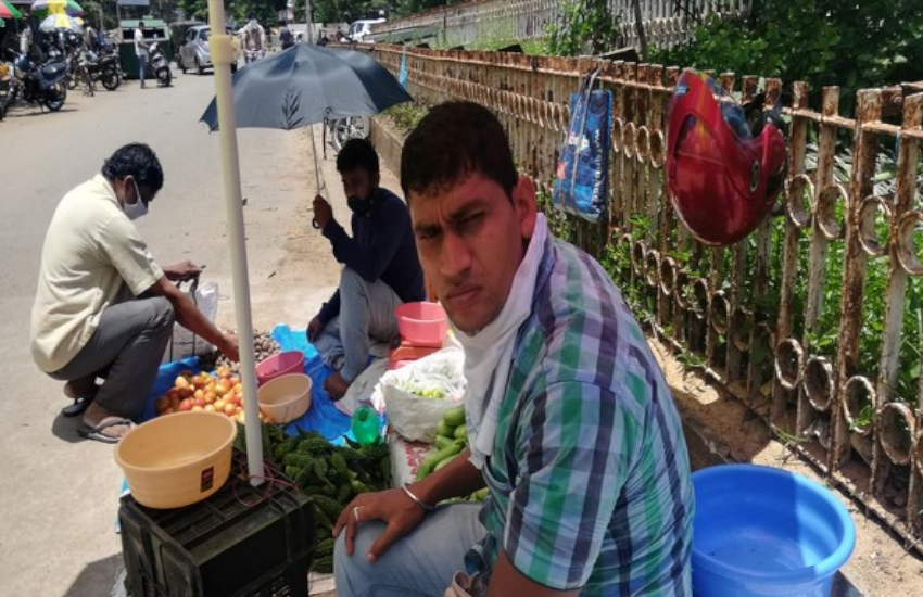 लॉकडाउन में अक्षय कुमार के इस को-स्टार की हुई ऐसी हालत, सड़कों पर बेच रहा सब्जी