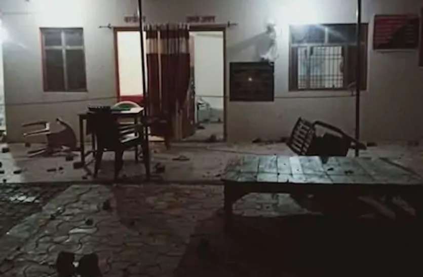 गोरखपुर में पुलिस चौकी प्रभारियों पर जमकर पथराव गोरखपुर में पुलिस चौकी प्रभारियों पर जमकर पथराव