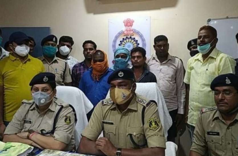 नकली नोट छापकर उसे खपाने वाले गैंग का भंडाफोड़, 21 लाख के नोट जब्त, 5 युवक गिरफ्तार नकली नोट छापकर उसे खपाने वाले गैंग का भंडाफोड़, 21 लाख के नोट जब्त, 5 युवक गिरफ्तार