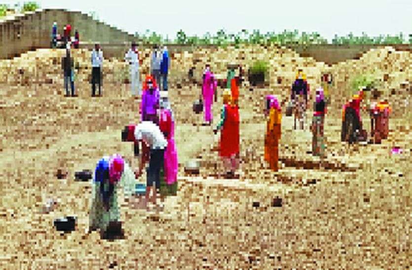 Budget crisis in MNREGA, half of the workers did not get work since la मनरेगा में बजट का संकट, पिछले साल से आधे मजदूरों को नहीं मिला काम