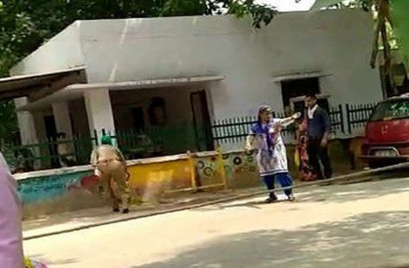 womwn.jpg एसएसपी कार्यालय के बाहर महिला ने किया आत्मदाह का प्रयास, मचा हड़कंप