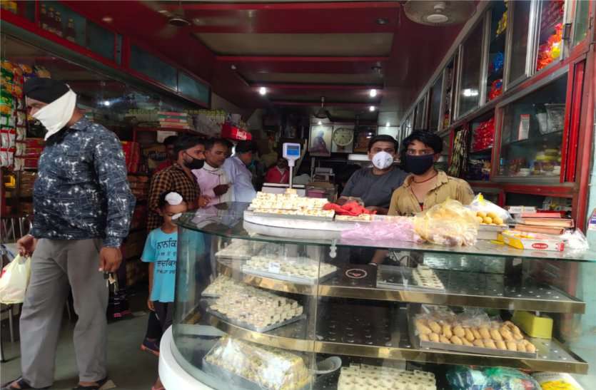 Sales of sweets reduced due to corona, sales of packing sweets more कोरोना के कारण घटी मिठाई की बिक्री, पैकिंग वाली मिठाईयों की बिक्री ज्यादा