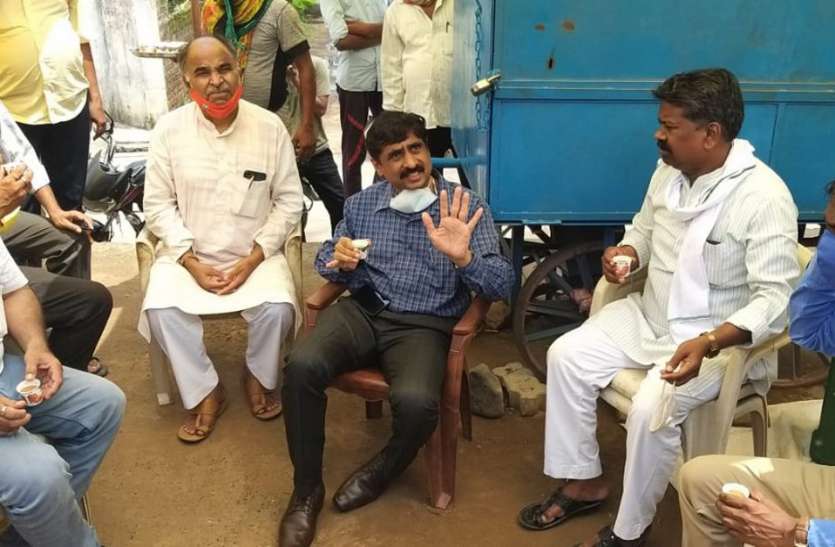 MLA and Collector arrived to know the problem of pavement traders फुटपाथ व्यापारियों की समस्या जानने पहुंचे विधायक और कलेक्टर