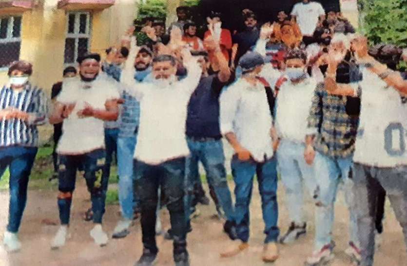 जिला आबकारी कार्यालय पर प्रदर्शन करते आदर्श नगर कुन्हाड़ी के लोग। रिहायशी इलाका बना शराबखाना, 150 मीटर दायरे में 5 शराब की दुकानें खुली