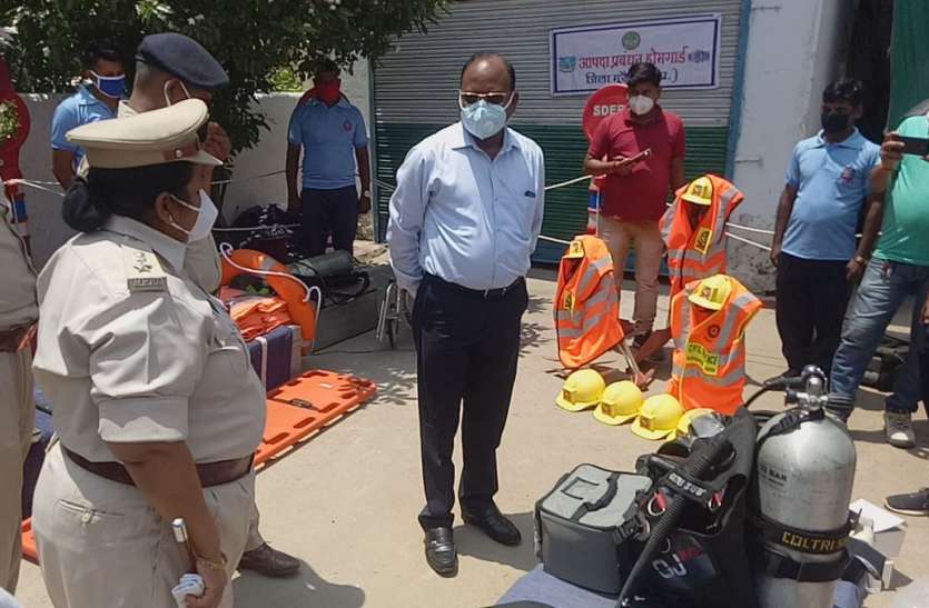 सांप पकडऩे में होमगार्ड के जवान भी हैं ट्रैंड सांप पकडऩे में होमगार्ड के जवान भी हैं ट्रैंड