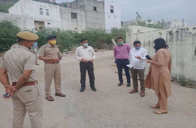 कलक्टर एसपी ने किया कन्टेंमेन्ट क्षेत्र का दौरा कलक्टर एसपी ने किया कन्टेंमेन्ट क्षेत्र का दौरा