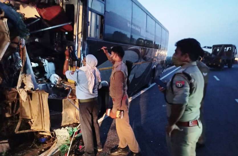 accident फिरोजाबाद में एक्सप्रेस वे पर डिवाइडर से टकराई यात्रियों से भरी वोल्वो बस, एक मौत दो दर्जन घायल
