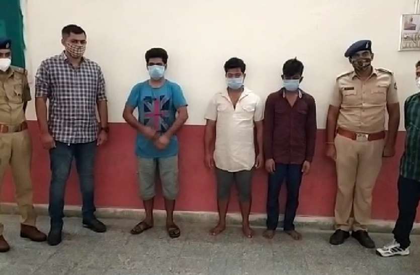 CHEATING : डॉलर गड्डी गैंग ने एलआइसी एजेन्ट को बनाया था शिकार CHEATING : डॉलर गड्डी गैंग ने एलआइसी एजेन्ट को बनाया था शिकार