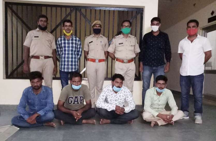 दिनदहाड़े युवक का अपहरण, मारपीट कर पटक गए, पुलिस ने पीछाकर दबोचे चार अपहर्ता दिनदहाड़े युवक का अपहरण, मारपीट कर पटक गए, पुलिस ने पीछाकर दबोचे चार अपहर्ता