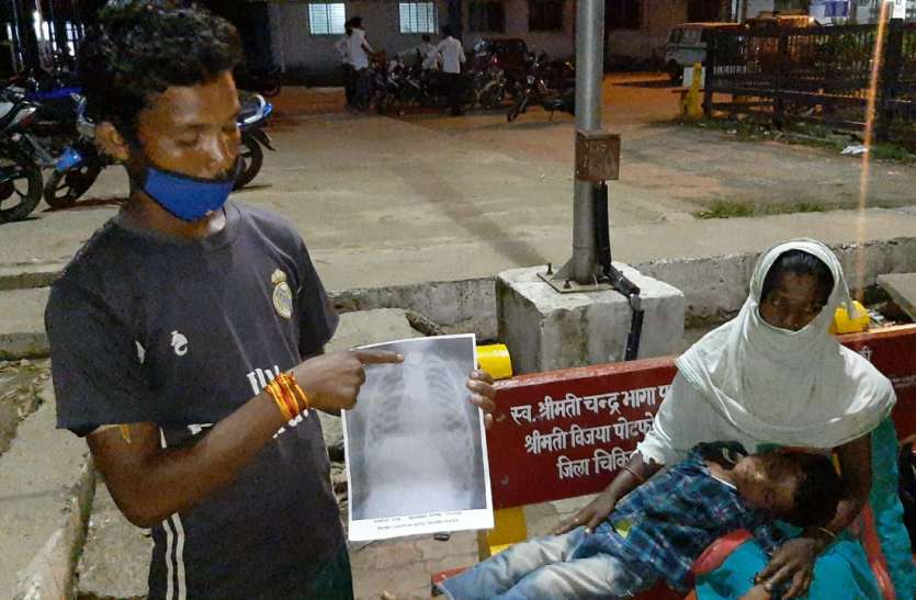 गले में फंसा सिक्का बच्चे ने निगला सिक्का गले में फंसा, एनेस्थीसिया नहीं होने से भोपाल रैफर