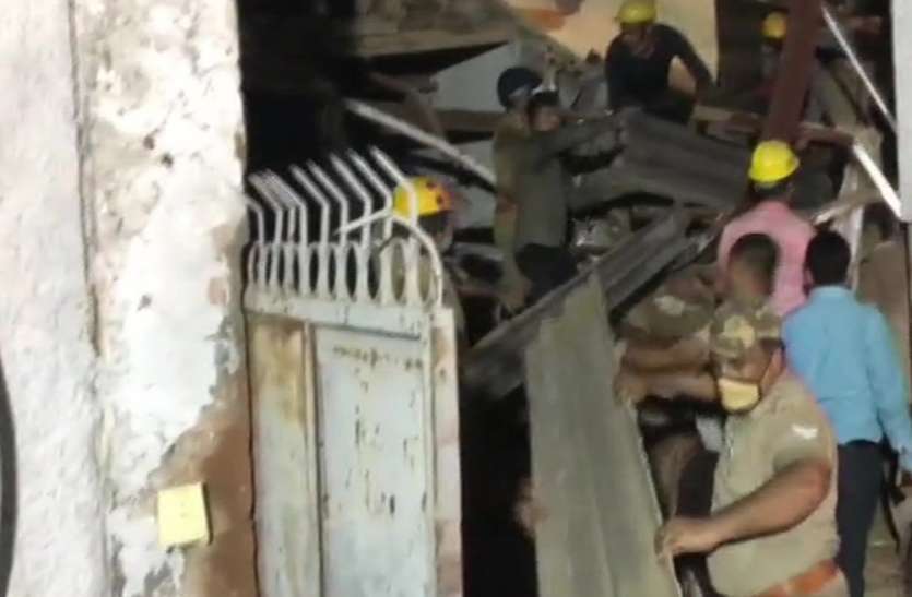Noida news नोएडा में गिरी बिल्डिंग, चार लोगों को बचाया गया, सीएम ने लिया मामले का संज्ञान