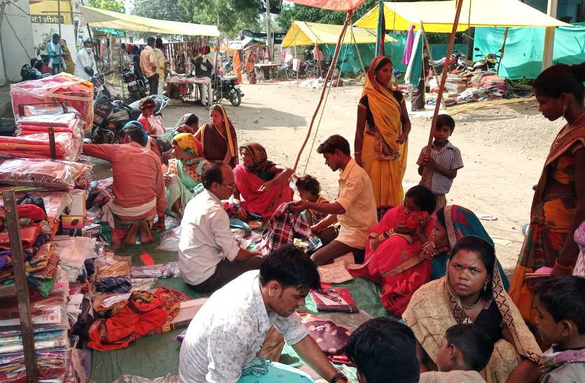 हाट बाजार में नहीं हो रहा प्रशासन के निर्देशों का पालन हाट बाजार में नहीं हो रहा प्रशासन के निर्देशों का पालन