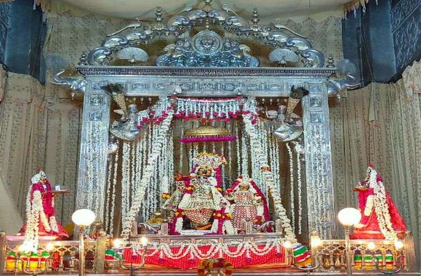 Govinddev Temple : ठाकुरजी को धारण करवाई पवित्रा Govinddev Temple : ठाकुरजी को धारण करवाई पवित्रा