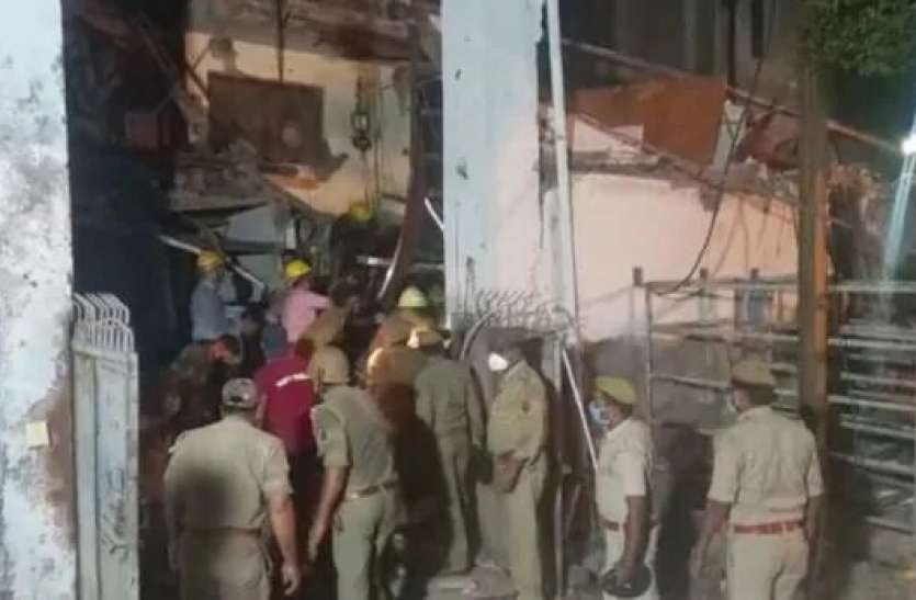 noida_building_1596207812_618x347.jpg नोएडा बिल्डिंग हादसा: ठेकेदार और मजदूर की मलबे में दबकर मौत, मौके पर पहुंचे कमिश्नर और डीएम