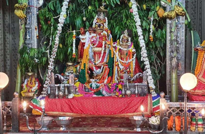 ठाकुरजी ने धारण की पवित्रा ठाकुरजी को धारण करवाई पवित्रा, भक्तों ने किए ऑनलाइन दर्शन