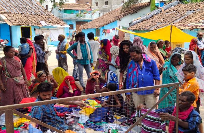 Broken social distance in the market बाजार में टूटा सोशल डिस्टेंस, पुलिस, प्रशासन नहीं करा पाया नियमों का पालन
