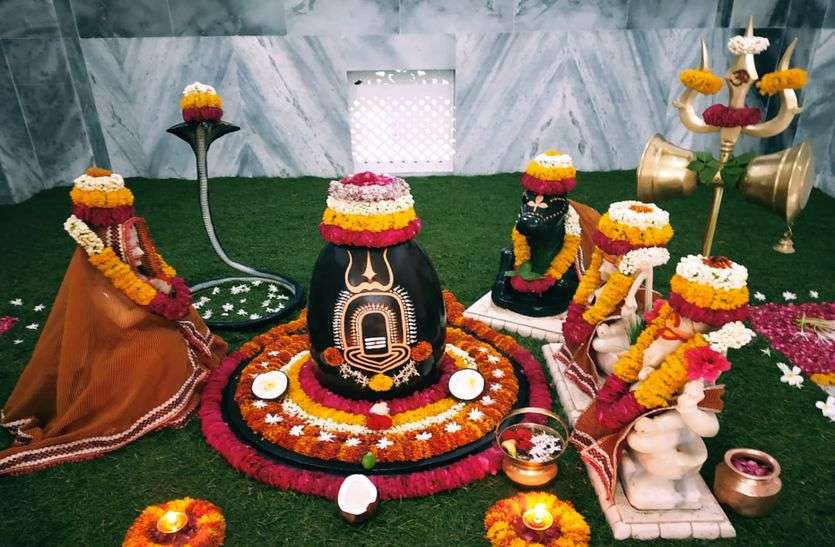 शनि प्रदोष पर शिवशंकर की सजाई झांकी शनि प्रदोष पर शिवशंकर की सजाई झांकी