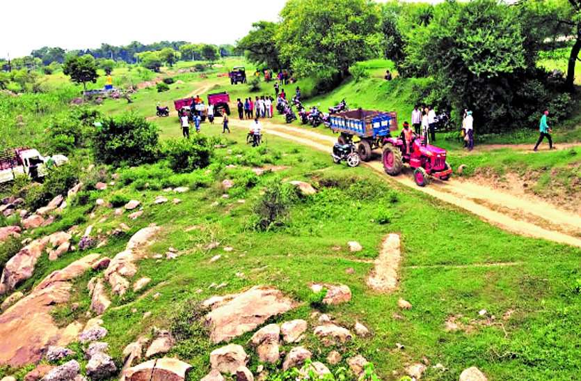 A DI was seized along with 5 tractors doing illegal mining in Dongargarh area, revenue department's action, mining department does not even know ... डोंगरगढ़ क्षेत्र में अवैध उत्खनन करते 5 टैक्टर सहित एक डीआई को किया जब्त, राजस्व विभाग की कार्रवाई, खनन विभाग को तो पता ही नहीं ...
