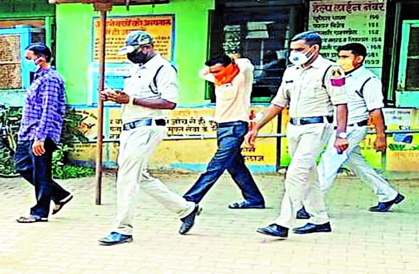 The police arrested the General Secretary and Village Chief of the Congress for trespassing on the woman महिला से छेडख़ानी करने वाले कांग्रेस के महामंत्री और ग्राम प्रमुख को पुलिस ने किया गिरफ्तार ...