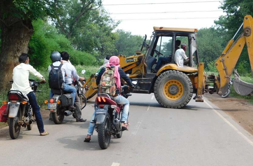 On the Rajnandgaon-Khairagarh main road, the mine operator's arbitrary, JCB on the way, explode ... राजनांदगांव-खैरागढ़ मुख्य मार्ग में खदान संचालक की मनमानी, रास्ते में जेसीबी अड़ाकर करते हैं धमाका ...