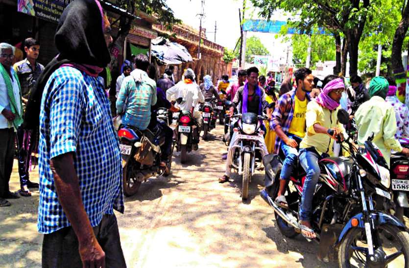 Negligence continues even after cases of continuous infection, crowds thronging the markets, not following the guidelines ... लगातार संक्रमण के मामले सामने आने के बाद भी जारी है लापरवाही, बाजारों में उमड़ रही भीड़, गाइडलाइन का पालन नहीं ...