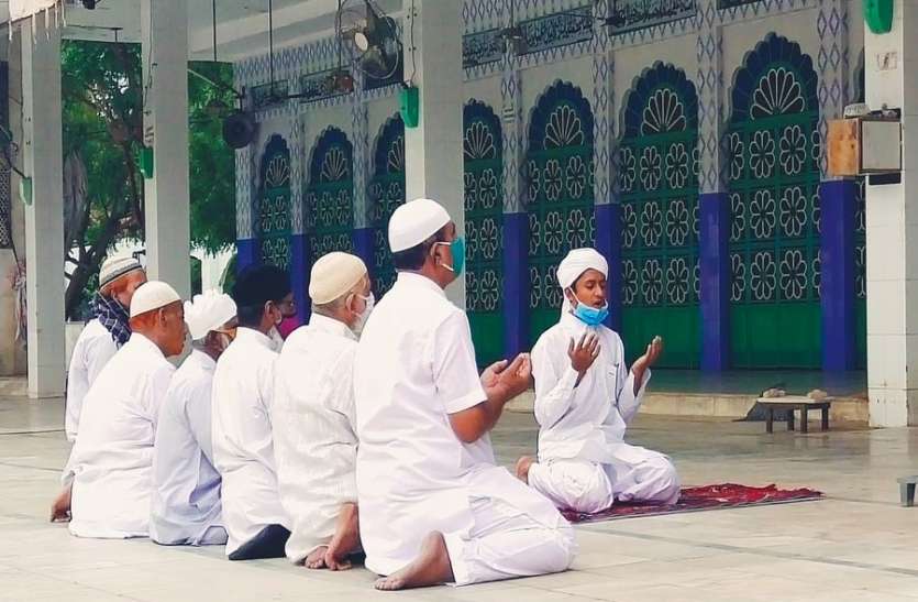 सादगी व अकीदत से मनाया ईदुलअज्हा, ईदगाह में सात लोगों ने की ईद की नमाज अदा सादगी व अकीदत से मनाया ईदुलअज्हा, ईदगाह में सात लोगों ने की ईद की नमाज अदा
