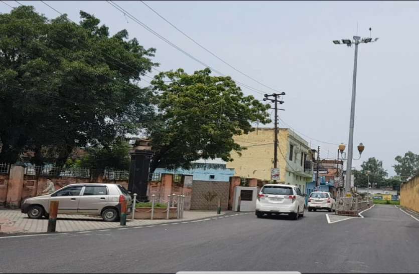 aajam_khan.jpg बकरीद पर सपा सांसद आजम खां के पार्टी कार्यालय पर लटका रहा ताला, घर पर भी सन्नाटा
