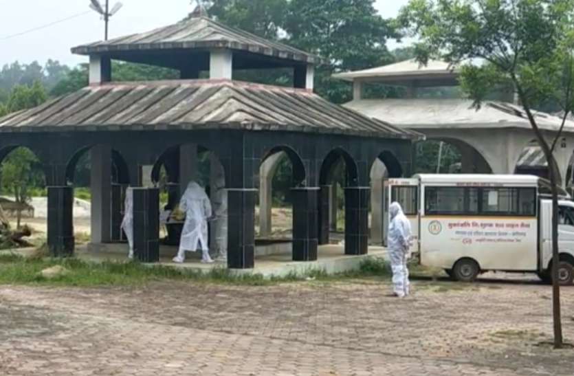 सरगुजा संभाग में तीसरे कोरोना पॉजिटिव की मौत, रायपुर एम्स शव लाकर प्रशासन ने कराया अंतिम संस्कार, परिजन को रखा गया दूर सरगुजा संभाग में तीसरे कोरोना पॉजिटिव की मौत, रायपुर एम्स शव लाकर प्रशासन ने कराया अंतिम संस्कार, परिजन को रखा गया दूर
