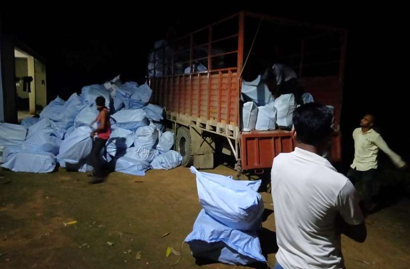 हेड कांस्टेबल की मुस्तैदी से लॉकडाउन में पकड़ा गया 36 लाख के गुटखे से भरा ट्रक, फिर ऑफिसरों ने लिया एक्शन हेड कांस्टेबल की मुस्तैदी से लॉकडाउन में पकड़ा गया 36 लाख के गुटखे से भरा ट्रक, फिर ऑफिसरों ने लिया एक्शन