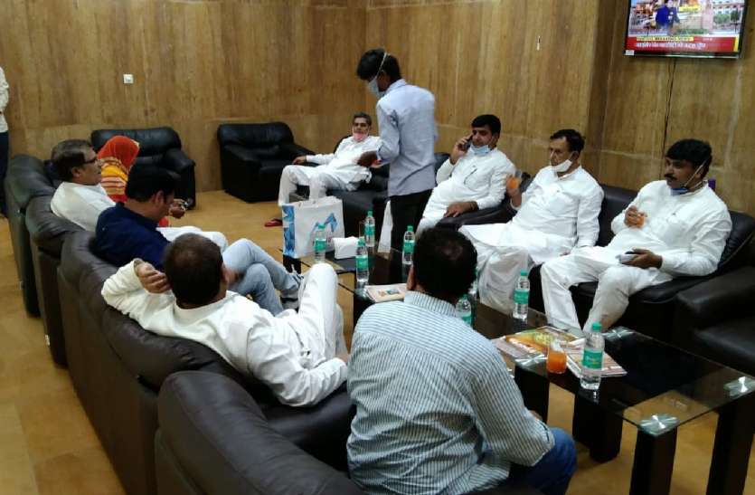 गिरने से बचने के लिए सरकार पहुंची जैसलमेर, चार्टर्ड विमानों से विधायक पहुंचे स्वर्णनगरी गिरने से बचने के लिए सरकार पहुंची जैसलमेर, चार्टर्ड विमानों से विधायक पहुंचे स्वर्णनगरी
