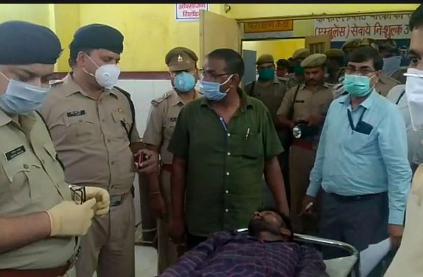 रायबरेली में बाइक सवार बदमाशों और पुलिस के बीच हुई मुठभेड़, एक पुलिस कर्मी और बदमाश घायल, एसपी पहुंचे जिला अस्पताल घायल से की पूछताछ रायबरेली में बाइक सवार बदमाशों और पुलिस के बीच हुई मुठभेड़, एक पुलिस कर्मी और बदमाश घायल, एसपी पहुंचे जिला अस्पताल घायल से की पूछताछ