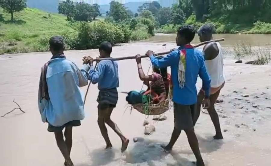 Video: विकास की तस्वीर: झेलगी में ढोकर उफनती नदी पार कराई गई गर्भवती, एक पुल तक नहीं बना सकी सरकार
