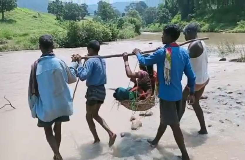 Video: विकास की तस्वीर: झेलगी में ढोकर उफनती नदी पार कराई गई गर्भवती, एक पुल तक नहीं बना सकी सरकार Video: विकास की तस्वीर: झेलगी में ढोकर उफनती नदी पार कराई गई गर्भवती, एक पुल तक नहीं बना सकी सरकार