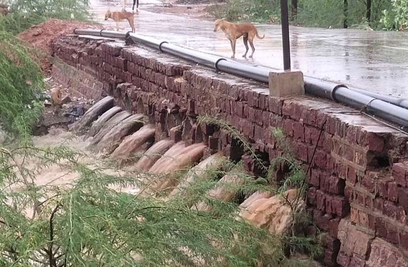 पोकरण में 37 एमएम बारिश हुई रिकॉर्ड, डेढ़ घंटे तक जमकर बरसे बदरा पोकरण में 37 एमएम बारिश हुई रिकॉर्ड, डेढ़ घंटे तक जमकर बरसे बदरा