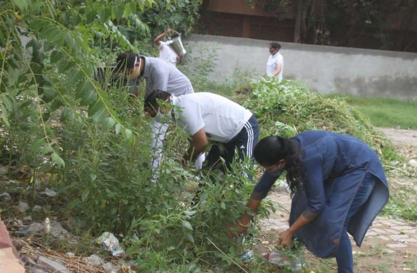 पुलिस अधिकारी व जवानों ने श्रमदान कर पुलिस लाइन चमकाई पुलिस अधिकारी व जवानों ने श्रमदान कर पुलिस लाइन चमकाई