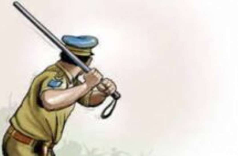 meerut2.jpg सिपाही को थप्पड़ जड़ने वाले भाजपा नेता के भाई को पुलिसकर्मियों ने जमीन पर गिरा-गिराकर पीटा