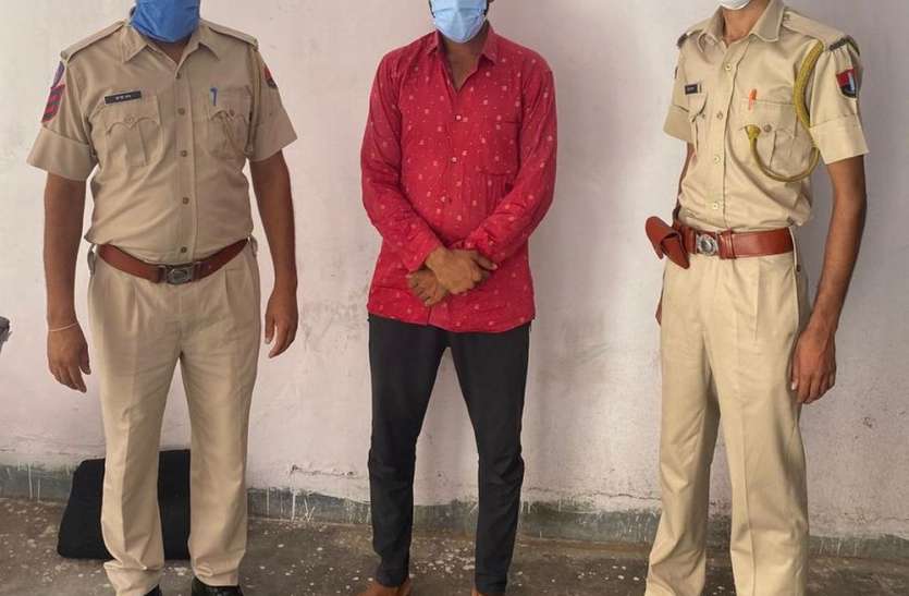 कमरे से मोबाइल व पर्स चोरी का आरोपी गिरफ्तार कमरे से मोबाइल व पर्स चोरी का आरोपी गिरफ्तार