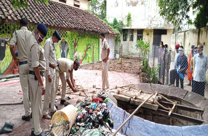 दुर्ग में अंग्रेजों के बनाए कुएं में नर कंकाल मिलने से मचा हड़कंप, लाल रंग के टी-शर्ट में बंधा था बच्चे का नर मुंड दुर्ग में अंग्रेजों के बनाए कुएं में नर कंकाल मिलने से मचा हड़कंप, लाल रंग के टी-शर्ट में बंधा था बच्चे का नर मुंड