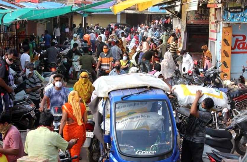 दुर्ग संभाग में 24 घंटे में कोरोना के 64 नए मरीज, लॉकडाउन में छूट मिली तो बेपरवाह हुए लोग, बाजारों में दोगुनी भीड़ दुर्ग संभाग में 24 घंटे में कोरोना के 64 नए मरीज, लॉकडाउन में छूट मिली तो बेपरवाह हुए लोग, बाजारों में दोगुनी भीड़