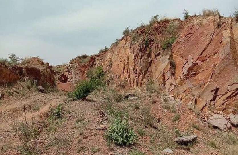 सरकारी भवनों के निर्माण में हो रहा संरक्षित वन क्षेत्र के अवैध पत्थर का उपयोग सरकारी भवनों के निर्माण में हो रहा संरक्षित वन क्षेत्र के अवैध पत्थर का उपयोग